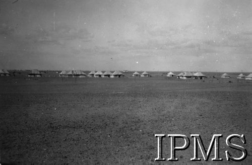 1945, Egipt.
Obóz przejściowy dla wojska polskiego, namioty kompanii zapasowej.
Fot. NN, Instytut Polski i Muzeum im. gen. Sikorskiego w Londynie [album 92 - Dowódcy JWSW żołnierze obozu przejściowego  Egipt 19 III 1945]