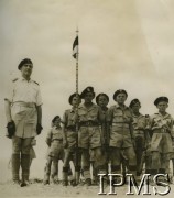 Lata 40., Bliski Wschód.
Junacy ze swoim nauczycielem.
Fot. NN, Instytut Polski i Muzeum im. gen. Sikorskiego w Londynie [album 94 - szkoły junackie].
