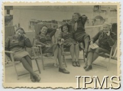 Lata 40., Bliski Wschód.
Ochotniczki Pomocniczej Służby Kobiet.
Fot. NN, Instytut Polski i Muzeum im. gen. Sikorskiego w Londynie [album 94 - szkoły junackie].