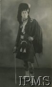 1945, Edynburg, Szkocja, Wielka Brytania.
Jurand Krawiecki, student medycyny w szkockim stroju narodowym. Na odwrocie list z 20 stycznia 1945 roku do nieznanego adresata: 