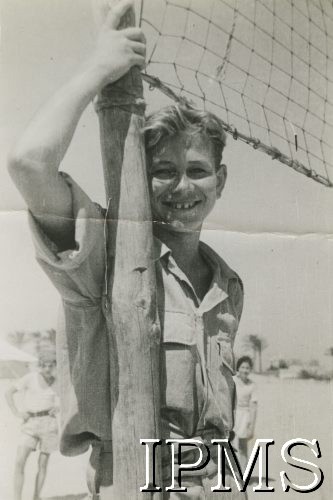 Lata 40., Bliski Wschód.
Junak przy siatce na boisku do piłki siatkowej.
Fot. NN, Instytut Polski i Muzeum im. gen. Sikorskiego w Londynie [album 94 - szkoły junackie].