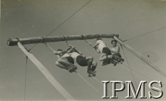 Po 1942, Tel-el-Kebir (?), Egipt.
Prawdopodobnie Junacka Szkoła Mechaniczna. Ćwiczenia sprawnościowe junaków, wspinaczka po linach.
Fot. NN, Instytut Polski i Muzeum im. gen. Sikorskiego w Londynie [album 94 - szkoły junackie].