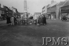 11.11.1945, La Courtine, Francja.
Fragment miejscowości, widoczny pomnik. [W La Courtine znajdował się obóz zborny Wojska Polskiego. Od zakończenia wojny kierowano tam Polaków, którzy zgłosili się do armii brytyjskiej, ale nie otrzymali przydziału].
Fot. NN, Instytut Polski i Muzeum im. gen. Sikorskiego w Londynie [album 95 - Camp de La Courtine].