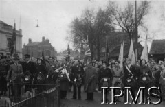 11.11.1945, La Courtine, Francja.
Obchody Święta Niepodległości z udziałem polskich żołnierzy. [W La Courtine znajdował się obóz zborny Wojska Polskiego. Od zakończenia wojny kierowano tam Polaków, którzy zgłosili się do armii brytyjskiej, ale nie otrzymali przydziału].
Fot. NN, Instytut Polski i Muzeum im. gen. Sikorskiego w Londynie [album 95 - Camp de La Courtine].