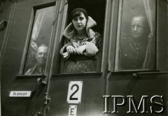 1928-1939, Polska.
Polscy oficerowie i kobieta w pociągu, w wagonie dla palących.
Fot. NN, Instytut Polski i Muzeum im. gen. Sikorskiego w Londynie [Album majora artylerii Olszewskiego z lat 1928-39, zamordowanego w Katyniu; przekazany do IPiMS przez Edwarda Mikesa, Londyn]
