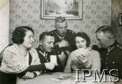 1928-1939, Polska.
Oficerowie i kobiety podczas gry w karty, w środku major z 31 Pułku Strzelców Kaniowych.
Fot. NN, Instytut Polski i Muzeum im. gen. Sikorskiego w Londynie [Album majora artylerii Olszewskiego z lat 1928-39, zamordowanego w Katyniu; przekazany do IPiMS przez Edwarda Mikesa, Londyn]