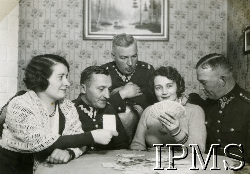 1928-1939, Polska.
Oficerowie i kobiety podczas gry w karty, w środku major z 31 Pułku Strzelców Kaniowych.
Fot. NN, Instytut Polski i Muzeum im. gen. Sikorskiego w Londynie [Album majora artylerii Olszewskiego z lat 1928-39, zamordowanego w Katyniu; przekazany do IPiMS przez Edwarda Mikesa, Londyn]