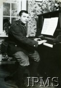 1928-1939, Polska.
Żołnierz z 31 Pułku Strzelców Kaniowych przy pianinie.
Fot. NN, Instytut Polski i Muzeum im. gen. Sikorskiego w Londynie [Album majora artylerii Olszewskiego z lat 1928-39, zamordowanego w Katyniu; przekazany do IPiMS przez Edwarda Mikesa, Londyn]
