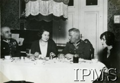 1928-1939, Polska.
Oficerowie i kobiety przy stole, 2. z prawej major z 31 Pułku Strzelców Kaniowych.
Fot. NN, Instytut Polski i Muzeum im. gen. Sikorskiego w Londynie [Album majora artylerii Olszewskiego z lat 1928-39, zamordowanego w Katyniu; przekazany do IPiMS przez Edwarda Mikesa, Londyn]