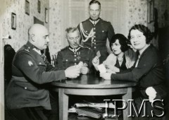 1928-1939, Polska.
Oficerowie i kobiety podczas gry w karty, 2.z lewej major z 31 Pułku Strzelców Kaniowych. 
Fot. NN, Instytut Polski i Muzeum im. gen. Sikorskiego w Londynie [Album majora artylerii Olszewskiego z lat 1928-39, zamordowanego w Katyniu; przekazany do IPiMS przez Edwarda Mikesa, Londyn]
