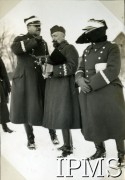1928-1939, Polska.
Trzej oficerowie.
Fot. NN, Instytut Polski i Muzeum im. gen. Sikorskiego w Londynie [Album majora artylerii Olszewskiego z lat 1928-39, zamordowanego w Katyniu; przekazany do IPiMS przez Edwarda Mikesa, Londyn]