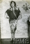 1928-1939, Polska.
Kobieta w kimonie.
Fot. NN, Instytut Polski i Muzeum im. gen. Sikorskiego w Londynie [Album majora artylerii Olszewskiego z lat 1928-39, zamordowanego w Katyniu; przekazany do IPiMS przez Edwarda Mikesa, Londyn]