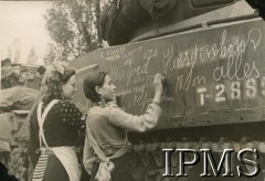 Październik-listopad 1944, Holandia.
Dwie holenderskie dziewczyny piszą hasła powitalne na polskim czołgu po wyzwoleniu Bredy przez 1 Dywizję Pancerną.
Fot. Keystone Press Agency, Instytut Polski i Muzeum im.gen. Sikorskiego w Londynie [album 1 Dywizja Pancerna].