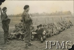 27-30.10.1944, Breda (okolice), Holandia.
Front na linii Tilburg-Breda po zdobyciu przez 1 Dywizję Pancerną Alphen i Gilze. Na zdjęciu jeńcy niemieccy wzięci do niewoli przez polskich żołnierzy.
Fot. Keystone Press Agency, Instytut Polski i Muzeum im. gen. Sikorskiego w Londynie [album 1 Dywizja Pancerna].
