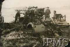 27-30.10.1944, Breda (okolice), Holandia.
Front na linii Tilburg-Breda po zdobyciu przez 1 Dywizję Pancerną Alphen i Gilze. Polscy żołnierze przy zniszczonym niemieckim sprzęcie wojskowym. 
Fot. Keystone Press Agency, Instytut Polski i Muzeum im. gen. Sikorskiego w Londynie [album 1 Dywizja Pancerna].