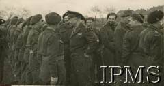 Listopad 1944, Holandia.
Gen. Dwight Eisenhower (w środku) wizytuje 1 Dywizję Pancerną po zdobyciu Bredy.
Fot. Ministerstwo Obrony Narodowej, Instytut Polski i Muzeum im. gen. Sikorskiego w Londynie [album 1 Dywizja Pancerna].
