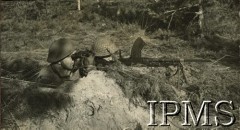 27-30.10.1944, Breda (okolice), Holandia.
Front na linii Tilburg-Breda po zdobyciu przez 1 Dywizję Pancerną Alphen i Gilze. Dwaj polscy żołnierze ukryci w lisiej noże w lesie.
Fot. Keystone Press Agency, Instytut Polski i Muzeum im. gen. Sikorskiego w Londynie [album 1 Dywizja Pancerna].