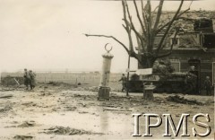 Listopad 1940, Moerdijk (okolice), Holandia.
Czołgi 1 Dywizji Pancernej przejeżdżają przez teren zniszczony na skutek walk z Niemcami.
Fot. Keystone Press Agency, Instytut Polski i Muzeum im. gen. Sikorskiego w Londynie [album 1 Dywizja Pancerna].