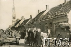 Jesień 1944, Wagenberg, Holandia.
Holendrzy ze swoimi rzeczami ewakuowani ze zniszczonej miejscowości.
Fot. Keystone Press Agency, Instytut Polski i Muzeum im. gen. Sikorskiego w Londynie [album 1 Dywizja Pancerna].