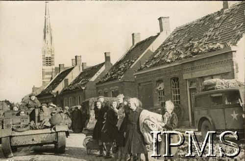 Jesień 1944, Wagenberg, Holandia.
Holendrzy ze swoimi rzeczami ewakuowani ze zniszczonej miejscowości.
Fot. Keystone Press Agency, Instytut Polski i Muzeum im. gen. Sikorskiego w Londynie [album 1 Dywizja Pancerna].