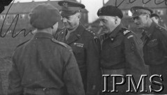 Listopad 1944, Holandia.
Gen. Dwight Eisenhower (na pierwszym planie) wizytuje 1 Dywizję Pancerną po zdobyciu Bredy. Obok gen. Eisenhowera widoczny dowódca dywizji gen. Stanisław Maczek.
Fot. NN, Instytut Polski i Muzeum im. gen. Sikorskiego w Londynie [paczka 1 Dywizja Pancerna].