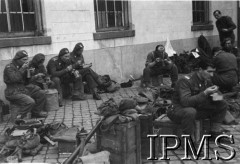 Wrzesień 1944, Holandia.
Żołnierze 1 Samodzielnej Brygady Spadochronowej podczas posiłku.
Fot. Ministerstwo Obrony Narodowej, Instytut Polski i Muzeum im. gen. Sikorskiego w Londynie [album 1 Dywizja Pancerna].
