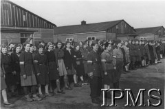 Kwiecień 1945, Oberlangen, Dolna Saksonia, Niemcy..
Uczestniczki Powstania Warszawskiego w obozie jenieckim wyzwolonym przez żołnierzy 1 Dywizji Pancernej.
Fot. Ministerstwo Obrony Narodowej, Instytut Polski i Muzeum im. gen. Sikorskiego w Londynie [album 1 Dywizja Pancerna].