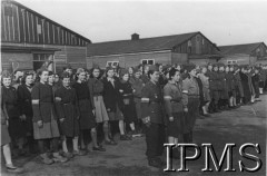 Kwiecień 1945, Oberlangen, Dolna Saksonia, Niemcy..
Uczestniczki Powstania Warszawskiego w obozie jenieckim wyzwolonym przez żołnierzy 1 Dywizji Pancernej.
Fot. Ministerstwo Obrony Narodowej, Instytut Polski i Muzeum im. gen. Sikorskiego w Londynie [album 1 Dywizja Pancerna].