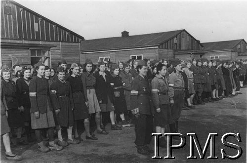 Kwiecień 1945, Oberlangen, Dolna Saksonia, Niemcy..
Uczestniczki Powstania Warszawskiego w obozie jenieckim wyzwolonym przez żołnierzy 1 Dywizji Pancernej.
Fot. Ministerstwo Obrony Narodowej, Instytut Polski i Muzeum im. gen. Sikorskiego w Londynie [album 1 Dywizja Pancerna].