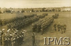 23.09.1942, Leven, Szkocja, Wielka Brytania.
Święto 1 Brygady Spadochronowej, przegląd oddziałów.
Fot. NN, Instytut Polski i Muzeum im. gen. Sikorskiego w Londynie [dedykacja w albumie: Gen. dyw. dr Kukielowi Marianowi dowódcy I Korpusu Panc.-Mot. I Brygada Spadochronowa Szkocja , Wrzesień 1941-42; album powstał z okazji rocznicy]