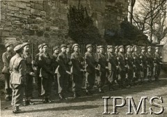 Jesień 1941, Szkocja, Wielka Brytania. 
Pierwsza kompania instruktorów polskich oddziałów spadochronowych.
Fot. NN, Instytut Polski i Muzeum im. gen. Sikorskiego w Londynie [dedykacja w albumie: Gen. dyw. dr Kukielowi Marianowi dowódcy I Korpusu Panc.-Mot. I Brygada Spadochronowa Szkocja , Wrzesień 1941-42; album powstał z okazji rocznicy]