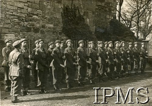 Jesień 1941, Szkocja, Wielka Brytania. 
Pierwsza kompania instruktorów polskich oddziałów spadochronowych.
Fot. NN, Instytut Polski i Muzeum im. gen. Sikorskiego w Londynie [dedykacja w albumie: Gen. dyw. dr Kukielowi Marianowi dowódcy I Korpusu Panc.-Mot. I Brygada Spadochronowa Szkocja , Wrzesień 1941-42; album powstał z okazji rocznicy]