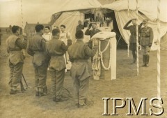 1941, Szkocja, Wielka Brytania.
Przysięga 1 Brygady Spadochronowej. Z tyłu stoją od prawej: dowódca I Korpusu Polskiego gen. Marian Kukiel, NN, dowódca brygady płk dypl. Stanisław Sosabowski.  
Fot. NN, Instytut Polski i Muzeum im. gen. Sikorskiego w Londynie [dedykacja w albumie: Gen. dyw. dr Kukielowi Marianowi dowódcy I Korpusu Panc.-Mot. I Brygada Spadochronowa Szkocja , Wrzesień 1941-42; album powstał z okazji rocznicy]