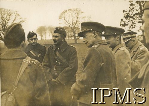 1941-1942, Wielka Brytania.
Gen. George Cory (stoi z przodu bokiem) wizytuje 1 Brygadę Spadochronową, 1. z prawej stoi dowódca I Korpusu Polskiego gen. Marian Kukiel, 2. z lewej dowódca 1 Brygady Spadochronowej płk dypl. Stanisław Sosabowski.
Fot. NN, Instytut Polski i Muzeum im. gen. Sikorskiego w Londynie [dedykacja w albumie: Gen. dyw. dr Kukielowi Marianowi dowódcy I Korpusu Panc.-Mot. I Brygada Spadochronowa Szkocja , Wrzesień 1941-42; album powstał z okazji rocznicy]