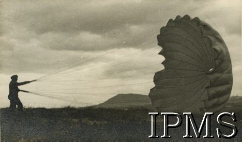 1942, Ringway, Anglia, Wielka Brytania.
Ćwiczenia 1 Brygady Spadochronowej, skoczek ze spadochronem.
Fot. NN, Instytut Polski i Muzeum im. gen. Sikorskiego w Londynie [dedykacja w albumie: Gen. dyw. dr Kukielowi Marianowi dowódcy I Korpusu Panc.-Mot.  I Brygada Spadochronowa Szkocja , Wrzesień 1941-42; album powstał z okazji rocznicy]