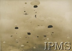 1942, Ringway, Anglia, Wielka Brytania.
Ćwiczenia bojowe 1 Brygady Spadochronowej - zrzut ćwiczebny pododdziału spadochronowego wraz ze sprzętem.
Fot. NN, Instytut Polski i Muzeum im. gen. Sikorskiego w Londynie [dedykacja w albumie: Gen. dyw. dr Kukielowi Marianowi dowódcy I Korpusu Panc.-Mot.  I Brygada Spadochronowa Szkocja , Wrzesień 1941-42; album powstał z okazji rocznicy]