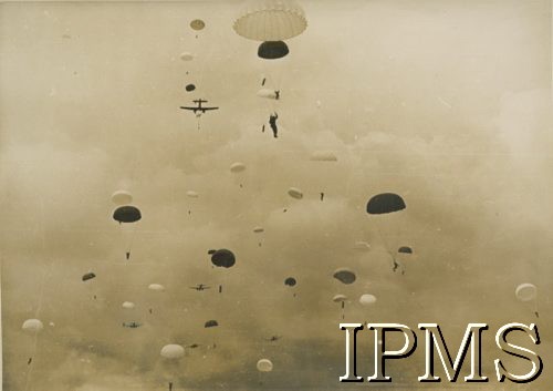1942, Ringway, Anglia, Wielka Brytania.
Ćwiczenia bojowe 1 Brygady Spadochronowej - zrzut ćwiczebny pododdziału spadochronowego wraz ze sprzętem.
Fot. NN, Instytut Polski i Muzeum im. gen. Sikorskiego w Londynie [dedykacja w albumie: Gen. dyw. dr Kukielowi Marianowi dowódcy I Korpusu Panc.-Mot.  I Brygada Spadochronowa Szkocja , Wrzesień 1941-42; album powstał z okazji rocznicy]