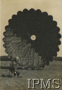 1942, Wielka Brytania.
Ćwiczenia 1 Brygady Spadochronowej, gaszenie czaszy spadochronu.
Fot. NN, Instytut Polski i Muzeum im. gen. Sikorskiego w Londynie [dedykacja w albumie: Gen. dyw. dr Kukielowi Marianowi dowódcy I Korpusu Panc.-Mot.  I Brygada Spadochronowa Szkocja , Wrzesień 1941-42; album powstał z okazji rocznicy]