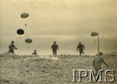 1941-1942, Wielka Brytania.
Ćwiczenia bojowe 1 Brygady Spadochronowej.
Fot. NN, Instytut Polski i Muzeum im. gen. Sikorskiego w Londynie [dedykacja w albumie: Gen. dyw. dr Kukielowi Marianowi dowódcy I Korpusu Panc.-Mot.  I Brygada Spadochronowa Szkocja , Wrzesień 1941-42; album powstał z okazji rocznicy]