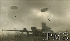 1941-1942, Wielka Brytania.
Ćwiczenia bojowe 1 Brygady Spadochronowej.
Fot. NN, Instytut Polski i Muzeum im. gen. Sikorskiego w Londynie [dedykacja w albumie: Gen. dyw. dr Kukielowi Marianowi dowódcy I Korpusu Panc.-Mot.  I Brygada Spadochronowa Szkocja , Wrzesień 1941-42; album powstał z okazji rocznicy]