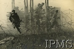 1941-1942, Wielka Brytania.
Ćwiczenia 1 Brygady Spadochronowej - pokonywanie toru przeszkód w warunkach bojowych.
Fot. NN, Instytut Polski i Muzeum im. gen. Sikorskiego w Londynie [dedykacja w albumie: Gen. dyw. dr Kukielowi Marianowi dowódcy I Korpusu Panc.-Mot.  I Brygada Spadochronowa Szkocja , Wrzesień 1941-42; album powstał z okazji rocznicy]