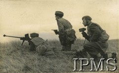 1941-1942, Wielka Brytania.
Ćwiczenia bojowe 1 Brygady Spadochronowej, 1. z prawej żołnierz z radiostacją ultrakrótkich fal.
Fot. NN, Instytut Polski i Muzeum im. gen. Sikorskiego w Londynie [dedykacja w albumie: Gen. dyw. dr Kukielowi Marianowi dowódcy I Korpusu Panc.-Mot.  I Brygada Spadochronowa Szkocja , Wrzesień 1941-42; album powstał z okazji rocznicy]