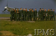 Czerwiec 1942, Wielka Brytania.
Piloci Dywizjonu 303 przed jednym z samolotów Spitfire VB. 6. od prawej (w czapce) dowódca jednostki kpt. pil. Jan Zumbach.
Fot. Czołówka Filmowa, Instytut Polski i Muzeum im. gen. Sikorskiego w Londynie [kolorowe diapozytywy]. 
 
