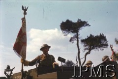 29.04.1943, Haddington, Wielka Brytania.
Żołnierz ze sztandarem 24 Pułku Ułanów podczas święta 10 Pułku Strzelców Konnych.
Fot. Czołówka Filmowa, Instytut Polski i Muzeum im. gen. Sikorskiego w Londynie [kolorowe diapozytywy].