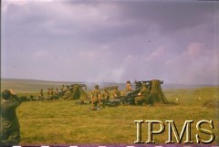 Kwiecień 1943, Szkocja, Wielka Brytania.
Żołnierze 1 Pułku Artylerii Ciężkiej podczas ćwiczeń.
Fot. Czołówka Filmowa, Instytut Polski i Muzeum im. gen. Sikorskiego w Londynie [kolorowe diapozytywy].