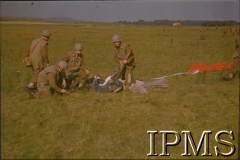 1942-1943, Wielka Brytania. 
Żołnierze 1 Samodzielnej Brygady Spadochronowej podczas ćwiczeń. Wyjmowanie broni z zasobnika zrzuconego ze spadochronem.
Fot. Czołówka Filmowa, Instytut Polski i Muzeum im. gen. Sikorskiego w Londynie [kolorowe diapozytywy].