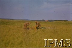 1942-1943, Wielka Brytania. 
Żołnierze 1 Samodzielnej Brygady Spadochronowej podczas ćwiczeń. Wyjmowanie broni z zasobnika zrzuconego ze spadochronem.
Fot. Czołówka Filmowa, Instytut Polski i Muzeum im. gen. Sikorskiego w Londynie [kolorowe diapozytywy].