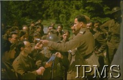 1942-1943, Wielka Brytania. 
Rozdział korespondencji wśród żołnierzy 10 Pułku Strzelców Konnych.
Fot. Czołówka Filmowa, Instytut Polski i Muzeum im. gen. Sikorskiego w Londynie [kolorowe diapozytywy].