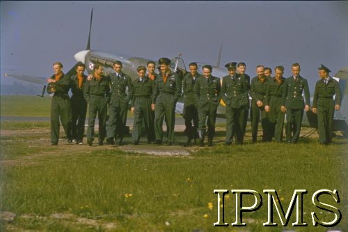 Czerwiec 1942, Wielka Brytania.
Piloci Dywizjonu 303 przed jednym z samolotów Spitfire VB. 7. z lewej (w czapce) dowódca jednostki kpt. pil. Jan Zumbach.
Fot. Czołówka Filmowa, Instytut Polski i Muzeum im. gen. Sikorskiego w Londynie [kolorowe diapozytywy].