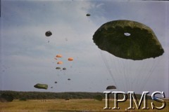 1942-1943, Wielka Brytania. 
Żołnierze 1 Samodzielnej Brygady Spadochronowej podczas ćwiczeń.
Fot. Czołówka Filmowa, Instytut Polski i Muzeum im. gen. Sikorskiego w Londynie [kolorowe diapozytywy]. 
